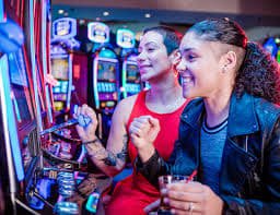 Pemain menggunakan perangkat mobile bermain slot dan sportsbook